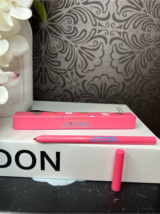 Aminnah Other - Donut Hot Rose Lip Liner